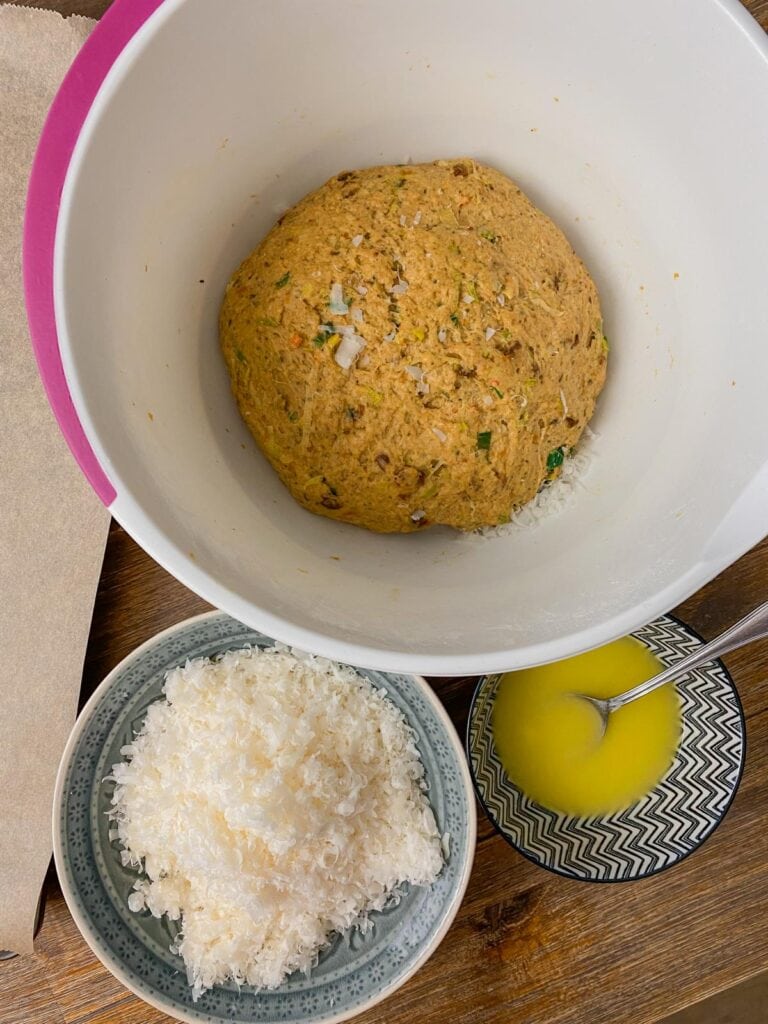 Würzige Brötchen-Sonne mit Lauch, Parmesan und getrockneten Tomaten