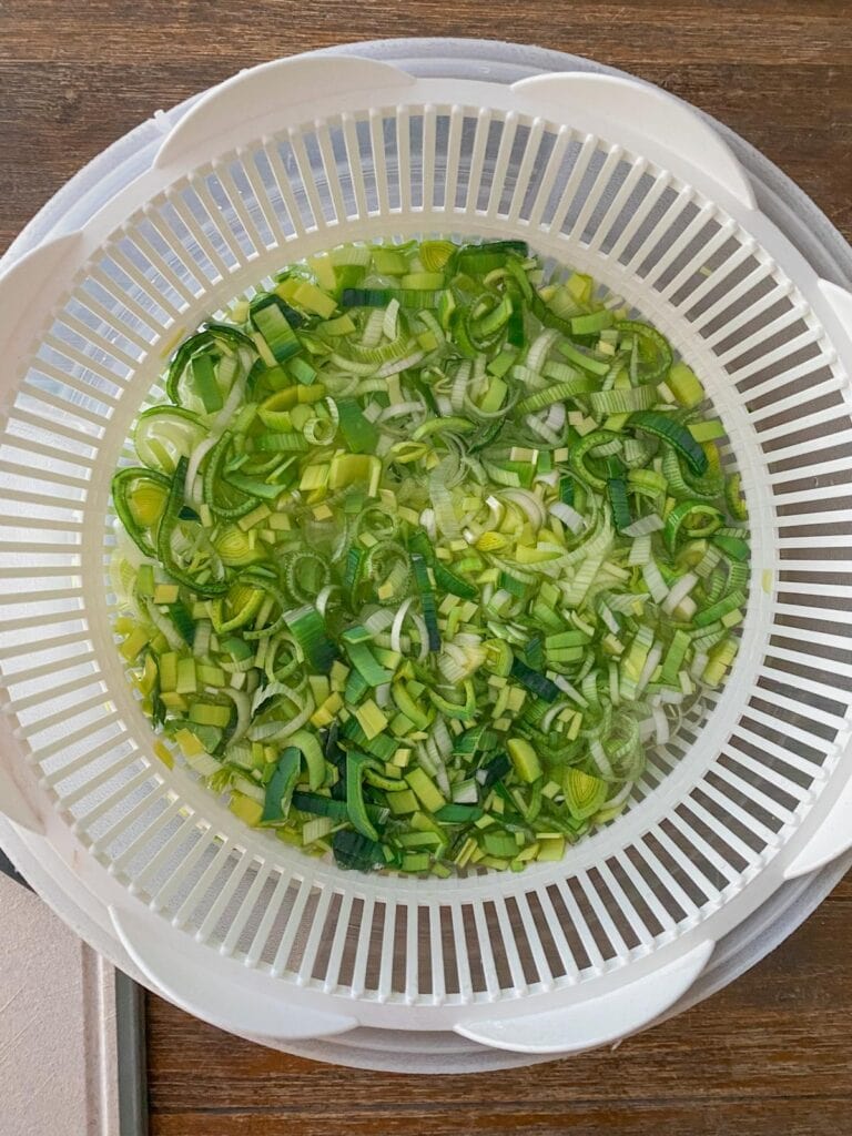 Würzige Brötchen-Sonne mit Lauch, Parmesan und getrockneten Tomaten