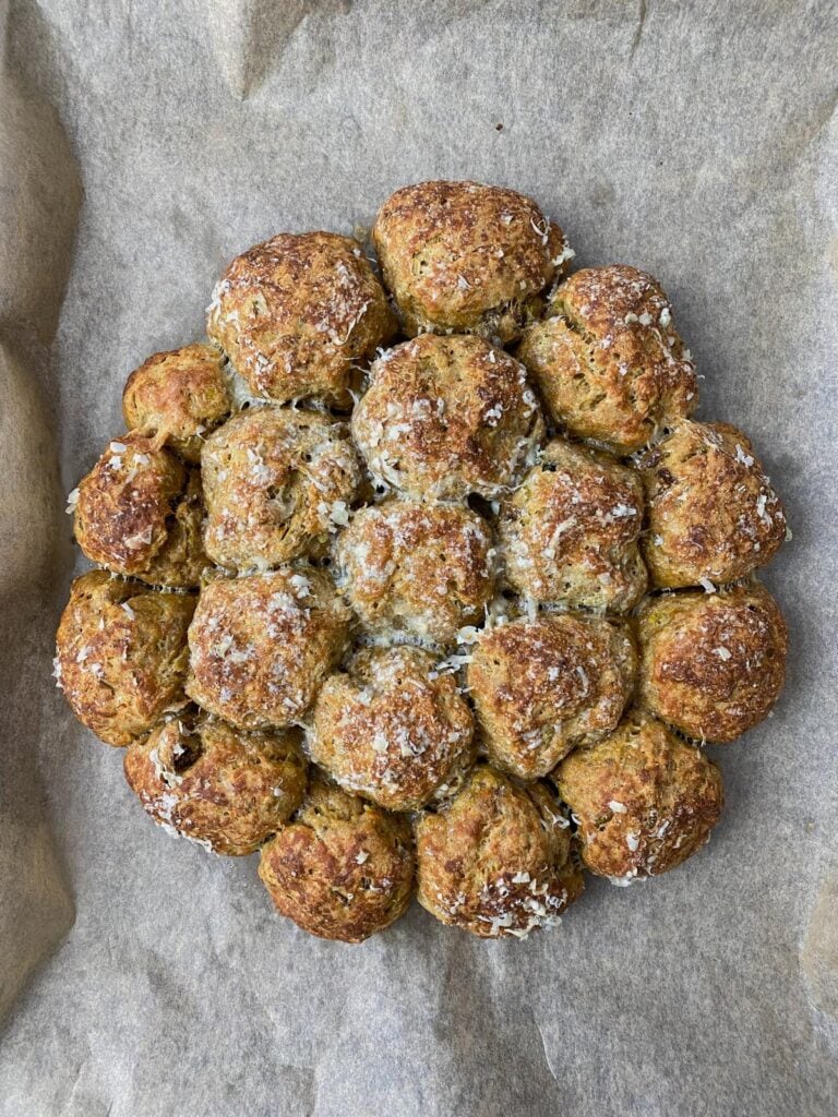 Würzige Brötchen-Sonne mit Lauch, Parmesan und getrockneten Tomaten
