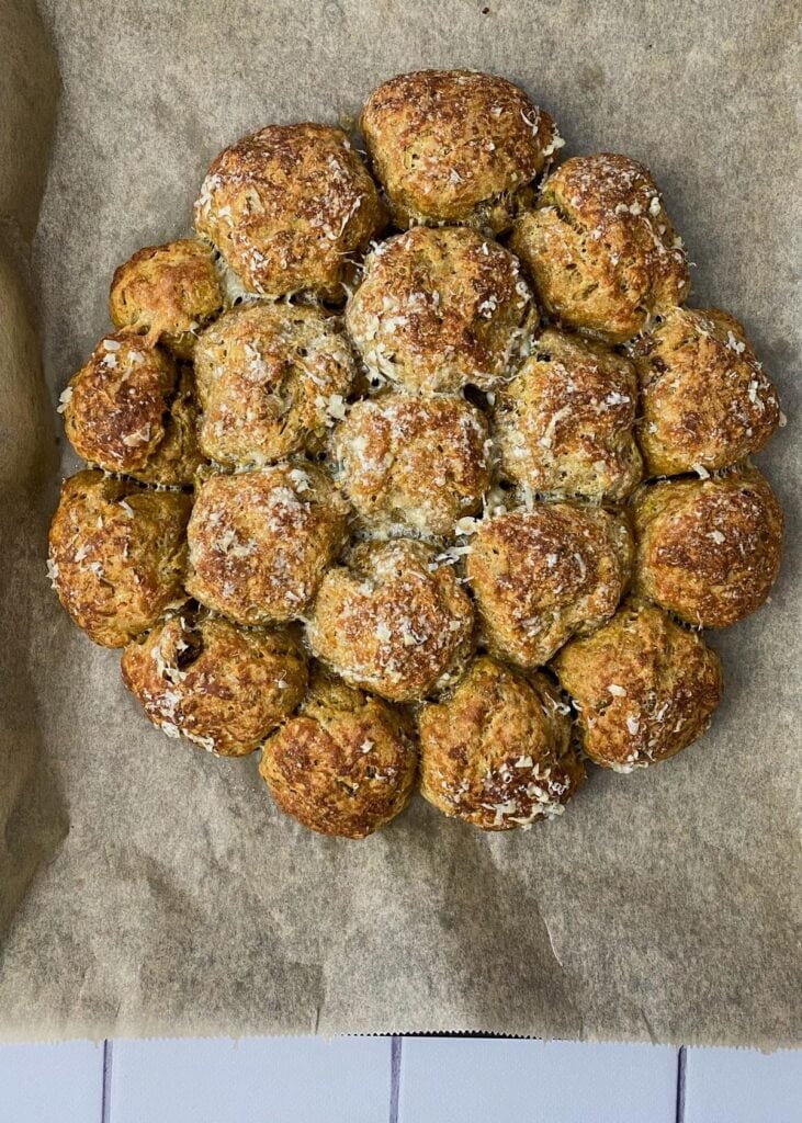 Würzige Brötchen-Sonne mit Lauch, Parmesan und getrockneten Tomaten