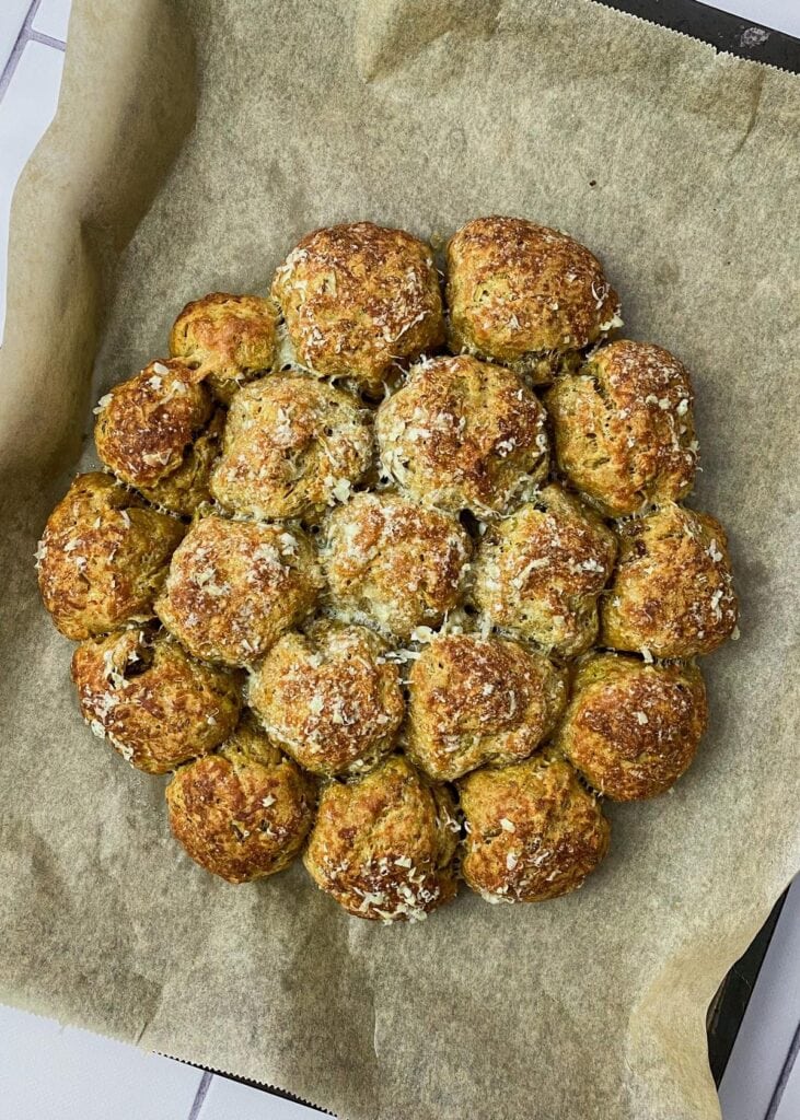 Würzige Brötchen-Sonne mit Lauch, Parmesan und getrockneten Tomaten