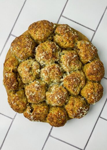 Würzige Brötchen-Sonne mit Lauch, Parmesan und getrockneten Tomaten