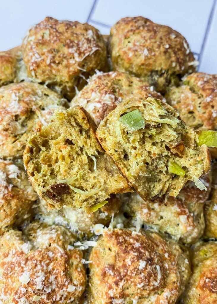 Würzige Brötchen-Sonne mit Lauch, Parmesan und getrockneten Tomaten