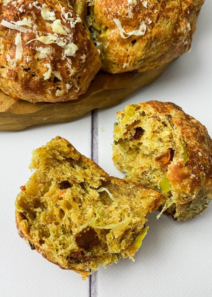 Würzige Brötchen-Sonne mit Lauch, Parmesan und getrockneten Tomaten