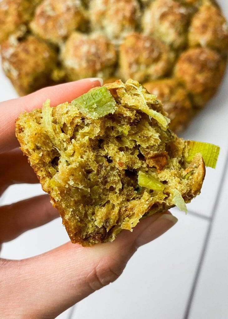 Würzige Brötchen-Sonne mit Lauch, Parmesan und getrockneten Tomaten
