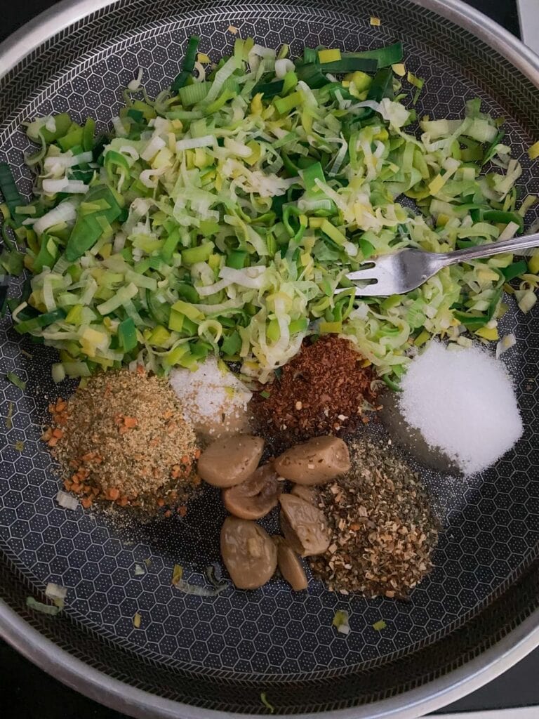 Würzige Brötchen-Sonne mit Lauch, Parmesan und getrockneten Tomaten