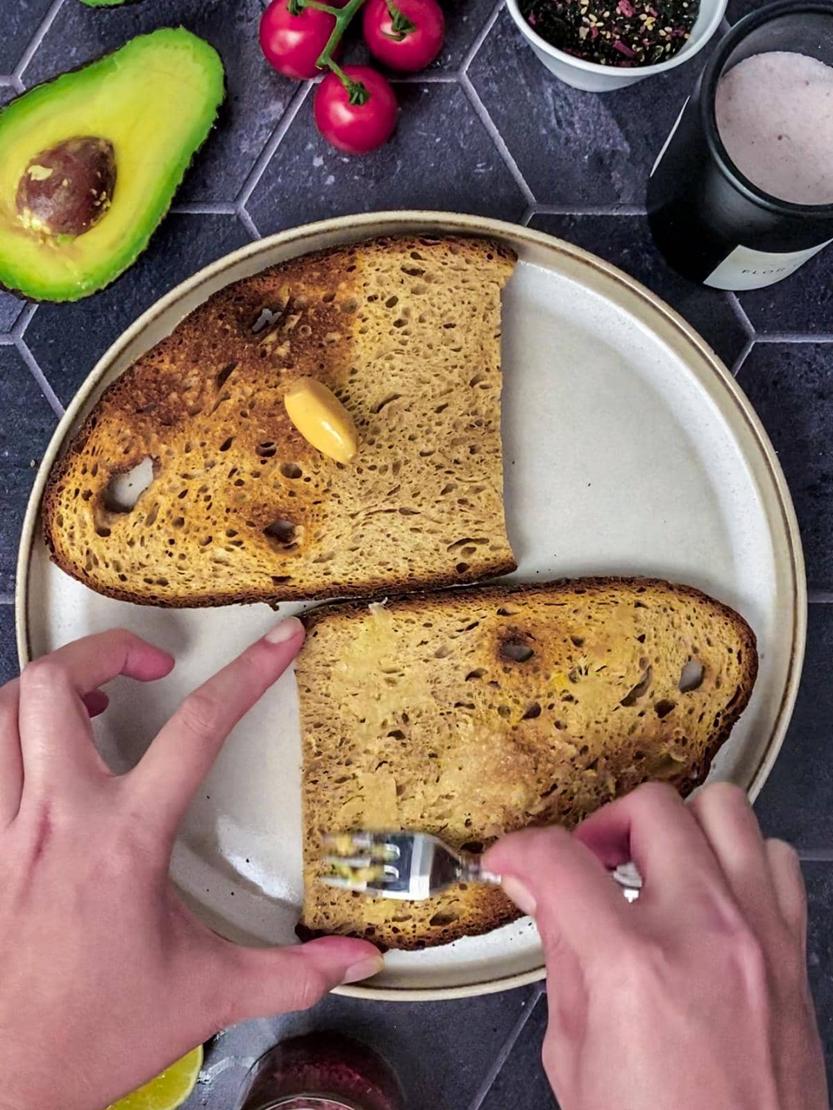 toast mit avocado und ei