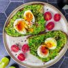 Avocado-Brot mit Ei - einfaches und schnelles Rezept