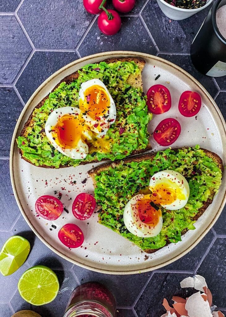 Avocado-Brot mit Ei - einfaches und schnelles Rezept