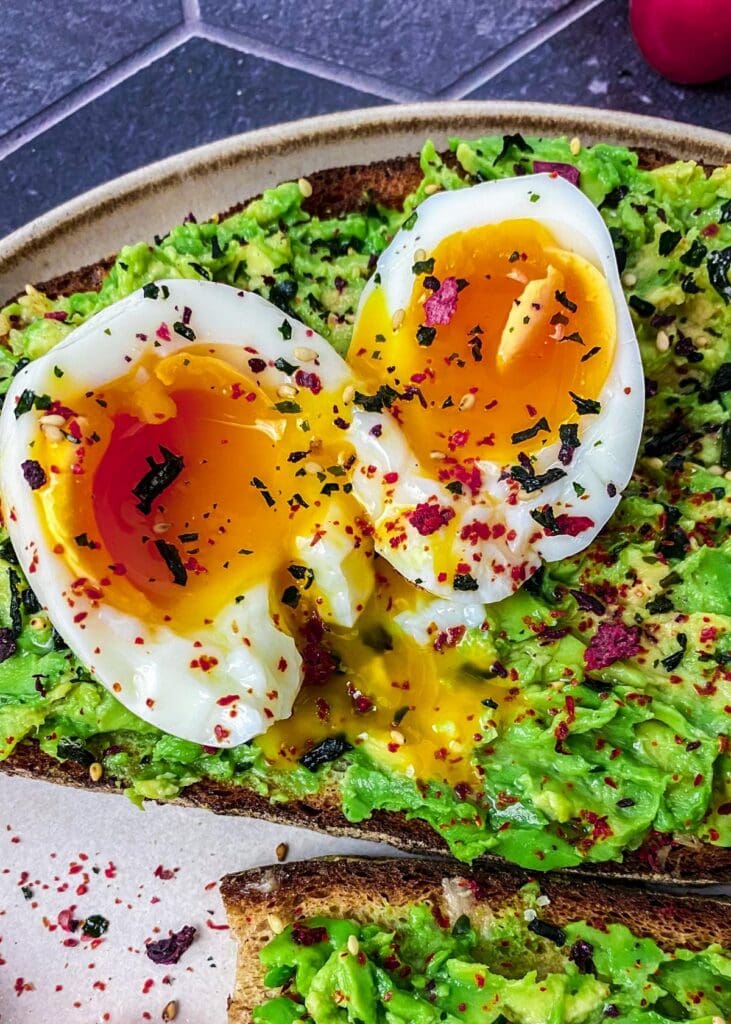 Avocado-Brot mit Ei - einfaches und schnelles Rezept