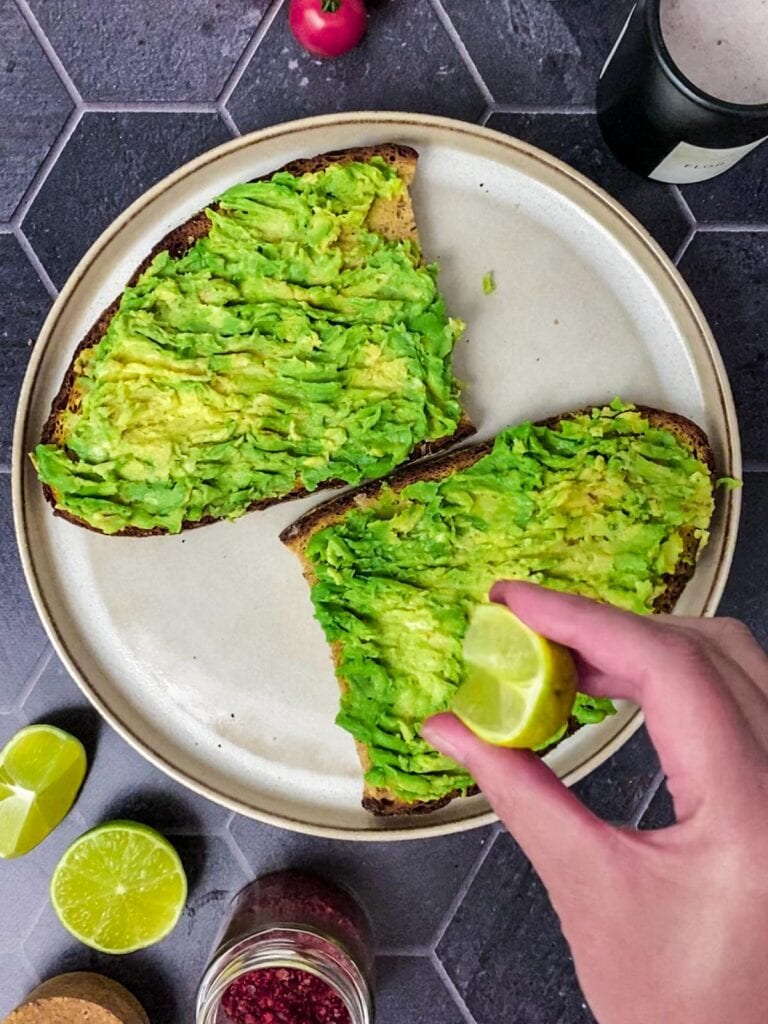 Avocado-Brot mit Ei - einfaches und schnelles Rezept