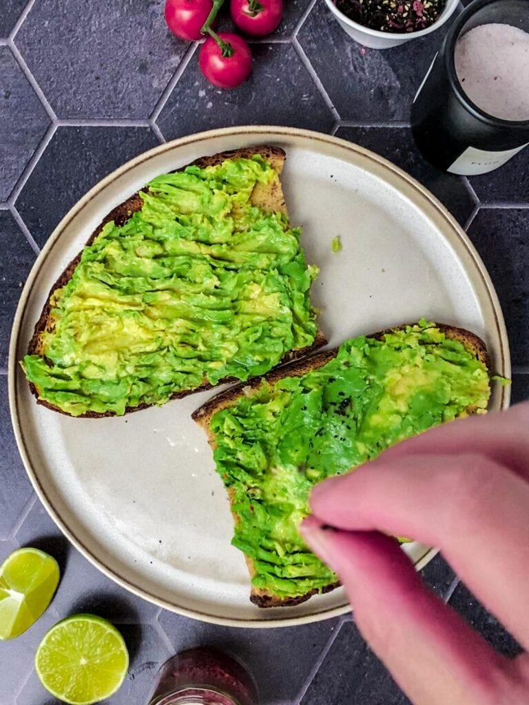 Avocado-Brot mit Ei - einfaches und schnelles Rezept