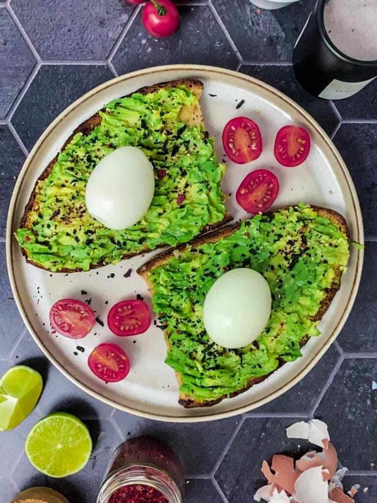 Avocado-Brot mit Ei - einfaches und schnelles Rezept