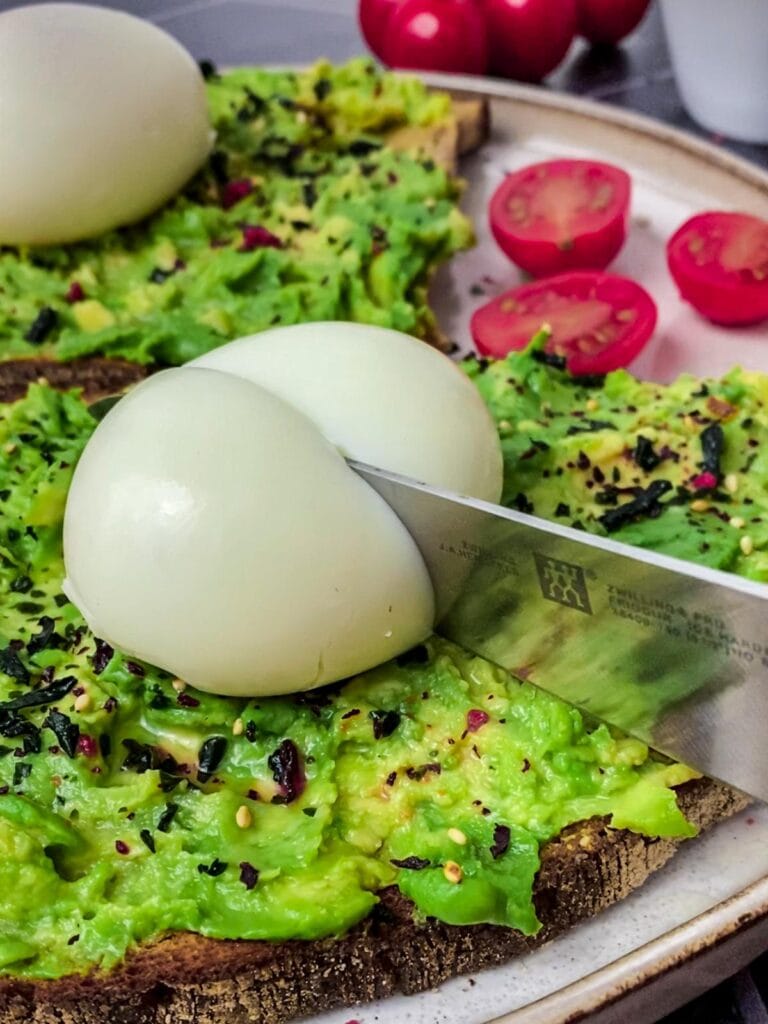 Avocado-Brot mit Ei - einfaches und schnelles Rezept