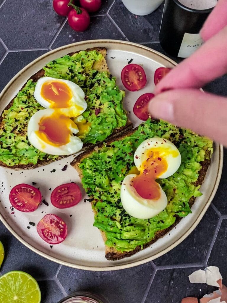 Avocado-Brot mit Ei - einfaches und schnelles Rezept