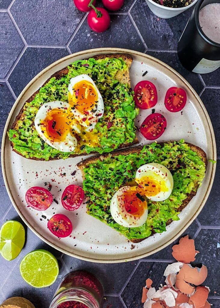 Avocado-Brot mit Ei - einfaches und schnelles Rezept