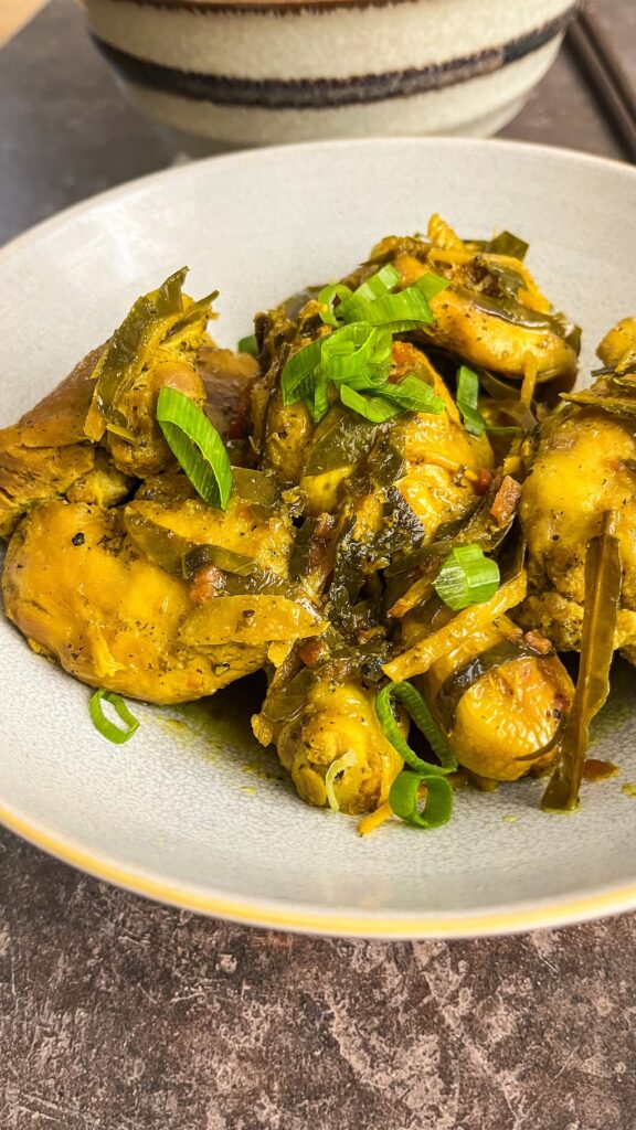 vietnamesisches gescmortees Hähnchen mit Ingwer & Kaffirlimettenblätter