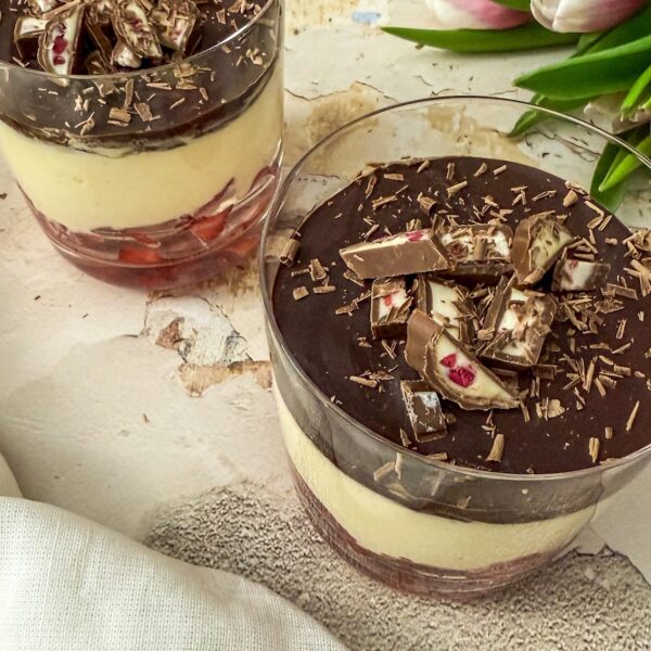 High Protein Yogurette Bowl mit frischen Erdbeeren – Schnell & einfach ... High Protein Yogurette Bowl mit frischen Erdbeeren – Schnell & einfach ...