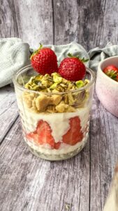Gesundes High Protein Erdbeer Pistazien Dessert