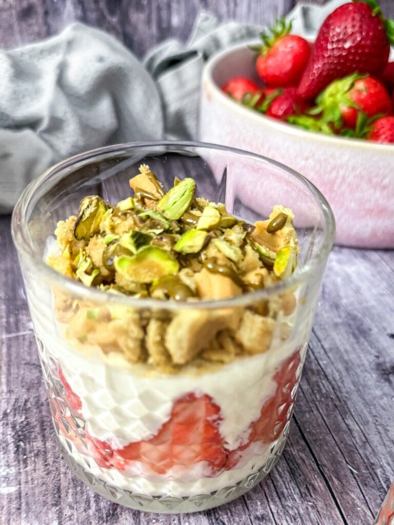 High Protein Erdbeer Pistazien Dessert