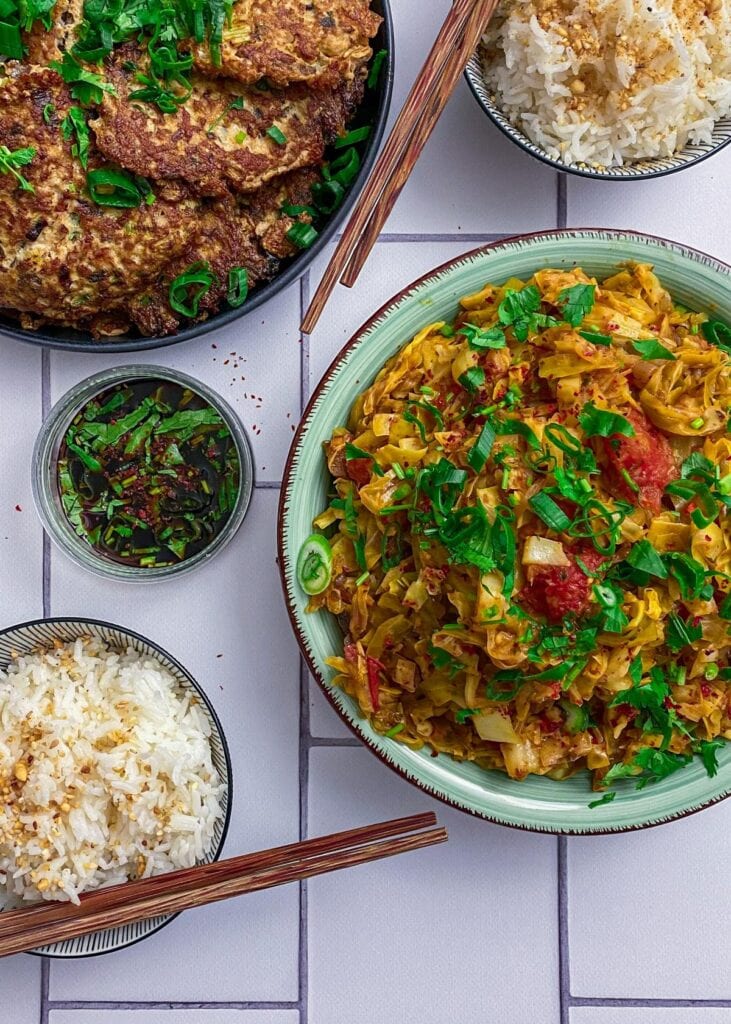 Einfach vietnamesisch kochen: gebratener Spitzkohl mit Tomaten und Ingwer