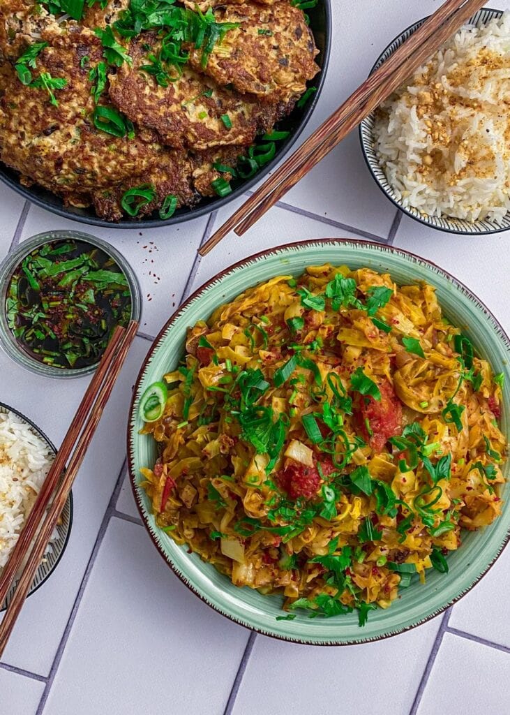 Einfach vietnamesisch kochen: gebratener Spitzkohl mit Tomaten und Ingwer