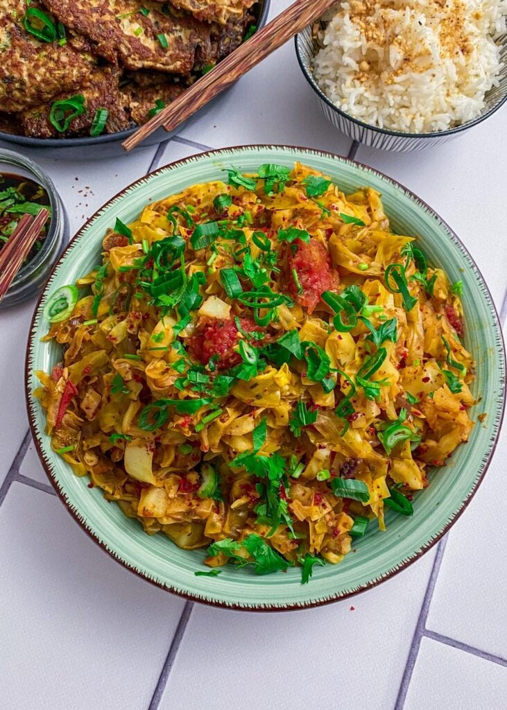 Einfach vietnamesisch kochen: gebratener Spitzkohl mit Tomaten und Ingwer