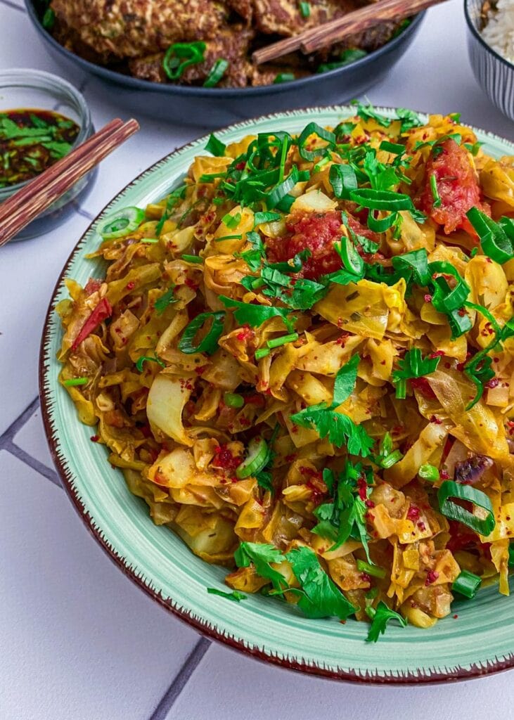 Einfach vietnamesisch kochen: gebratener Spitzkohl mit Tomaten und Ingwer