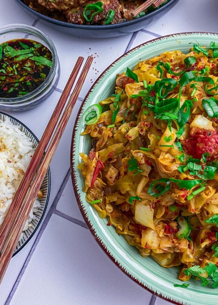 Einfach vietnamesisch kochen: gebratener Spitzkohl mit Tomaten und Ingwer