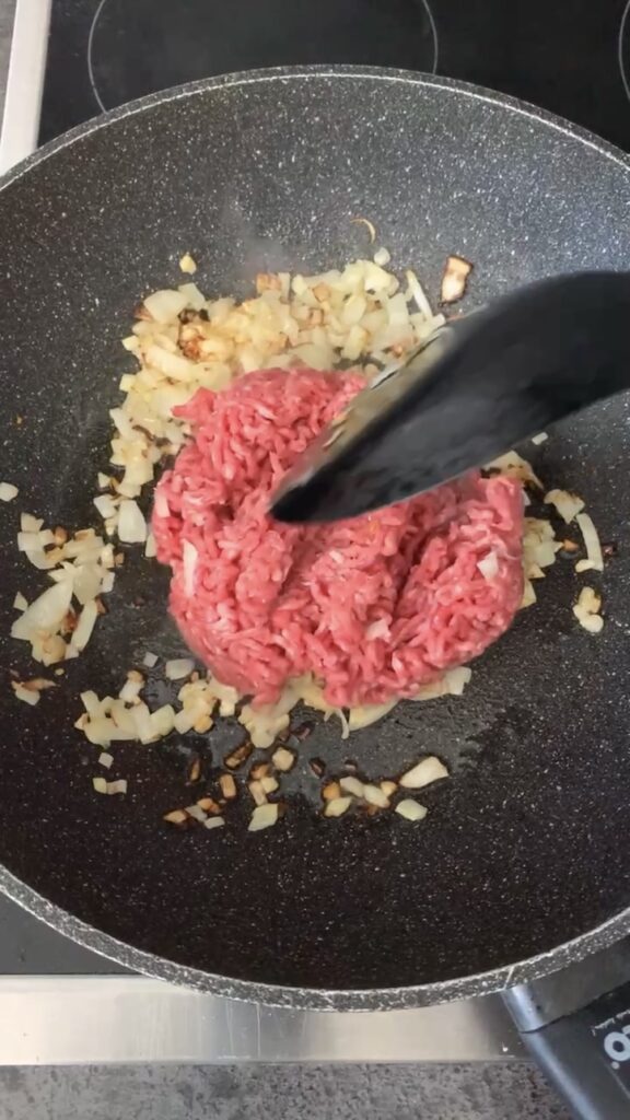 Einfache Piroschkifüllung mit Hack und Kohl