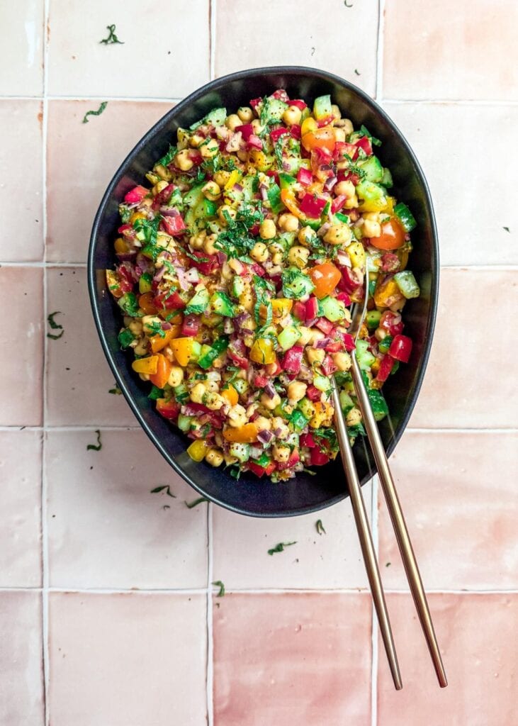 Sommerlich bunter Kichererbsensalat - veganes Rezept