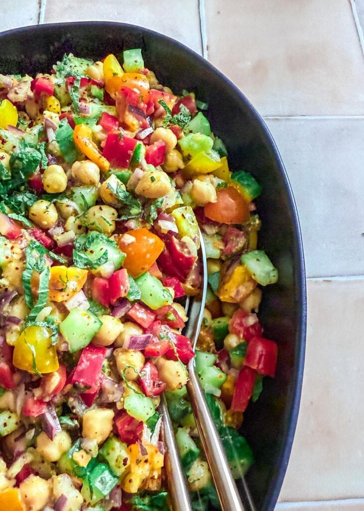 Sommerlich bunter Kichererbsensalat - veganes Rezept