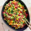 Sommerlich bunter Kichererbsensalat - veganes Rezept