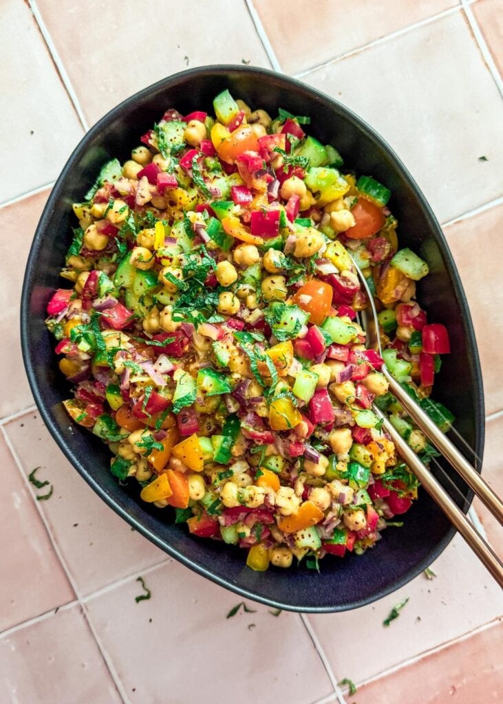 Sommerlich bunter Kichererbsensalat - veganes Rezept
