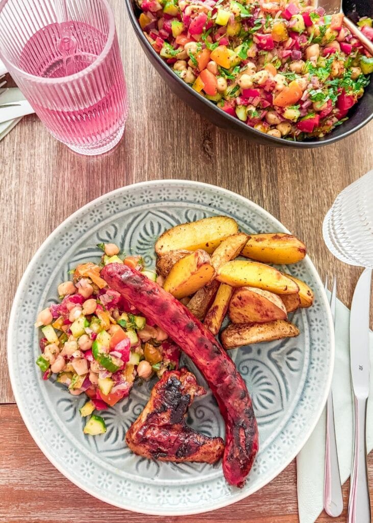 Grillteller mit Kichererbsensalat und Kartoffelspalten