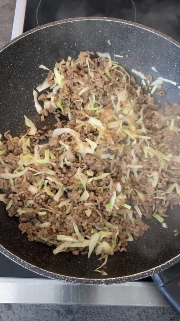 Einfache Piroschkifüllung mit Hack und Kohl