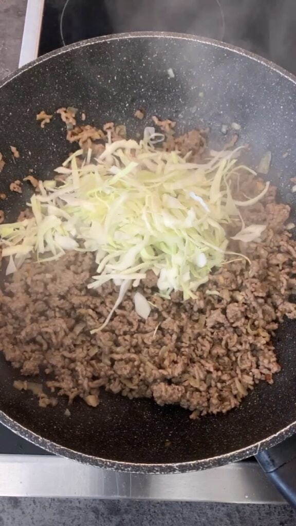 Einfache Piroschkifüllung mit Hack und Kohl