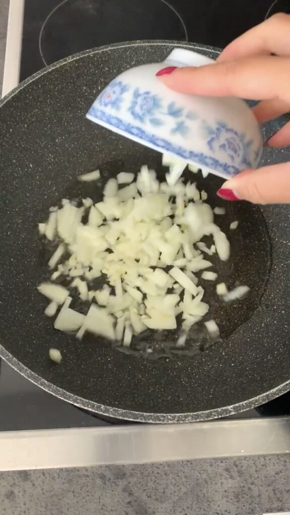 Einfache Piroschkifüllung mit Hack und Kohl