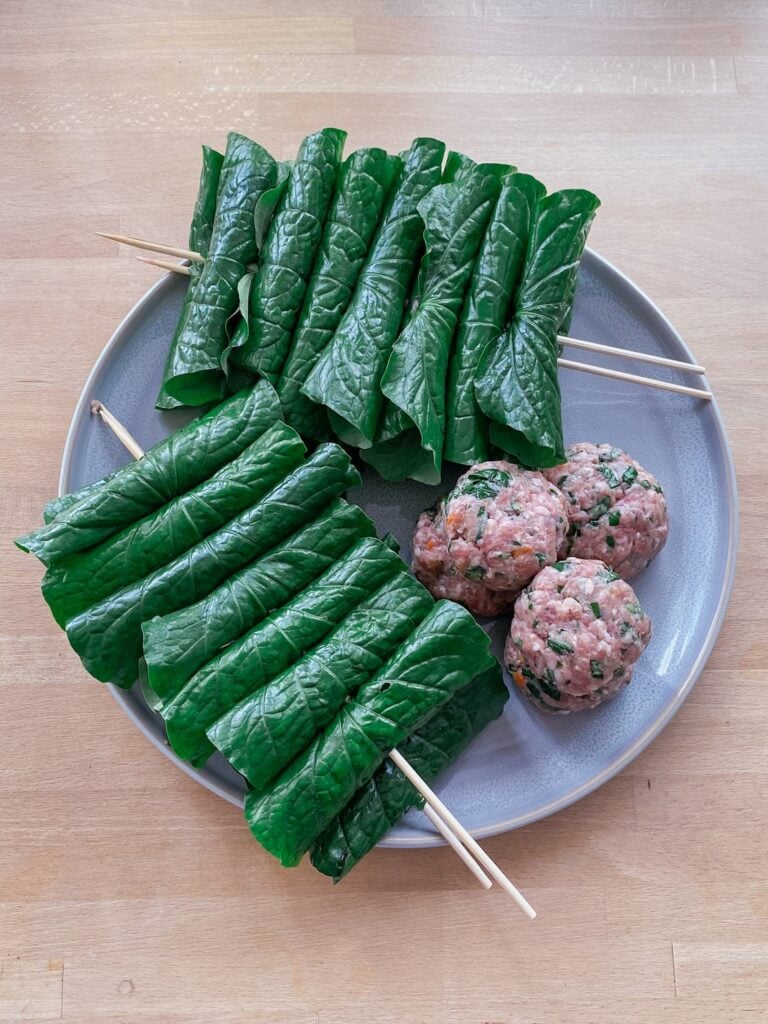 Chả Lá Lốt - vietnamesische Hackfleichröllchen in Pfefferblättern