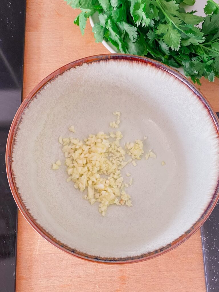 Zubereitung von Nước Chấm – vietnamesische Fischsauce mit Knoblauch, Chili und Zitrone