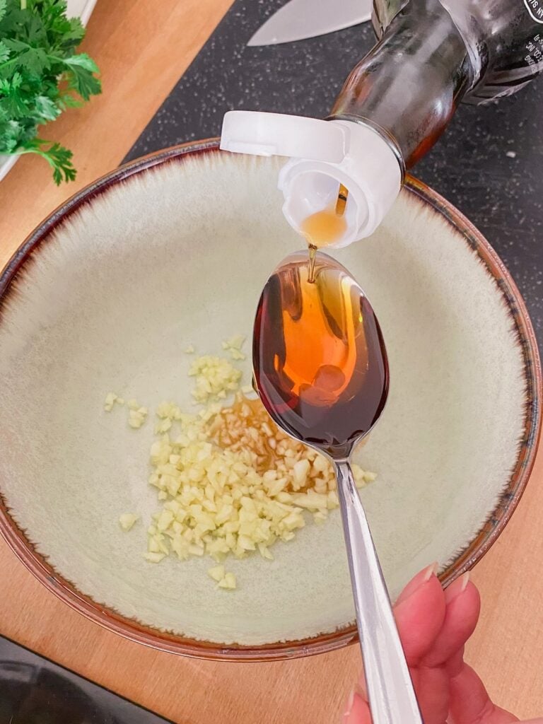 Zubereitung von Nước Chấm – vietnamesische Fischsauce mit Knoblauch, Chili und Zitrone