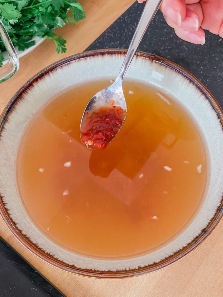 Zubereitung von Nước Chấm – vietnamesische Fischsauce mit Knoblauch, Chili und Zitrone