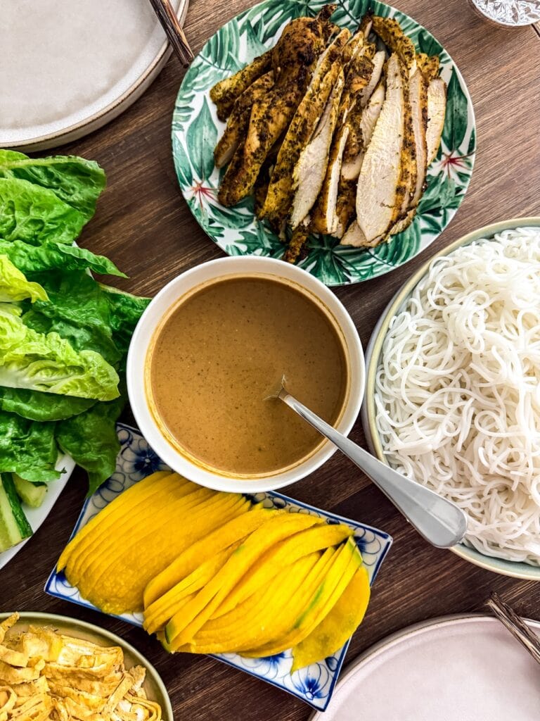 Sommerrollen mit Hühnchen, Mango und Erdnusssauce