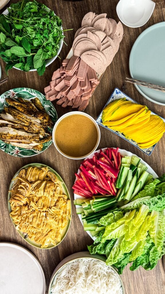 Sommerrollen mit Hühnchen, Mango und Erdnusssauce