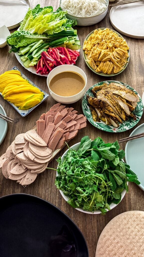 Sommerrollen mit Hühnchen, Mango und Erdnusssauce