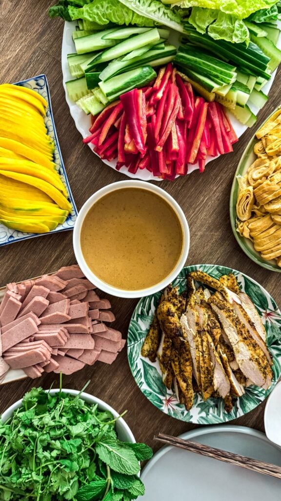 Sommerrollen mit Hühnchen, Mango und Erdnusssauce