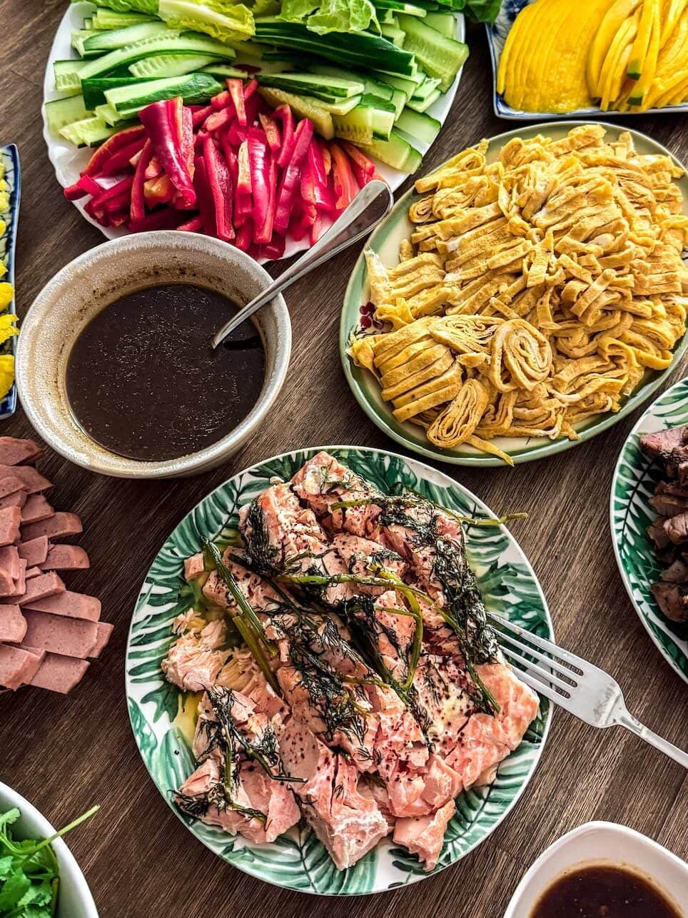 Sommerrollen mit Lachs, Ananas und Hoisin-Sauce