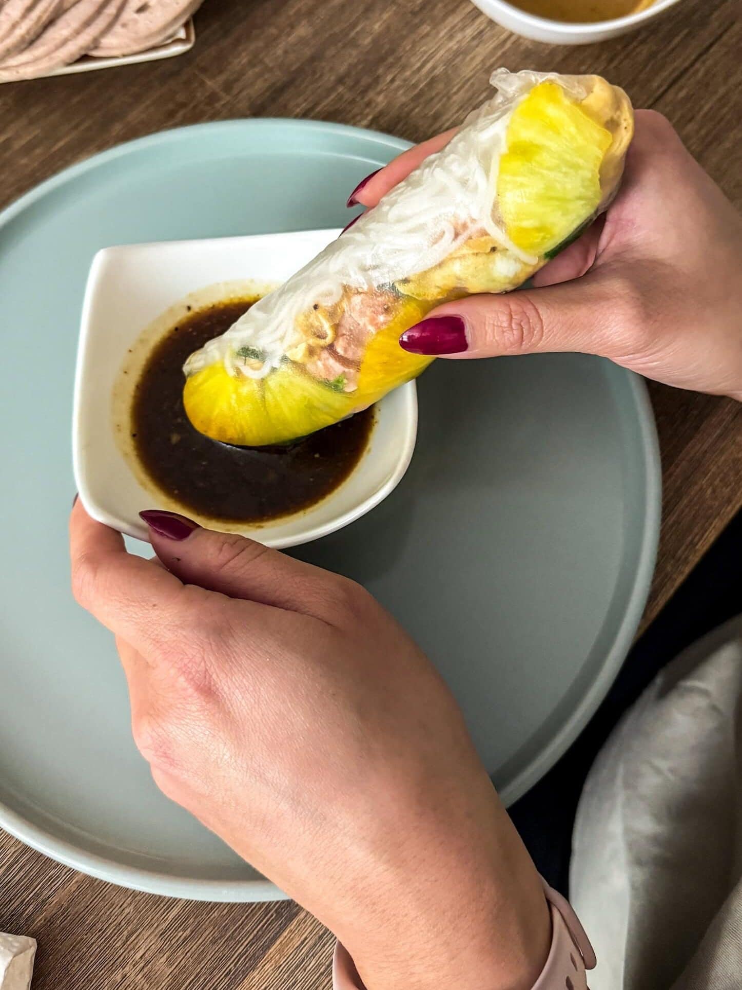 Sommerrollen mit Lachs, Ananas und Hoisin-Sauce