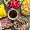 Sommerrollen mit Lachs, Ananas und Hoisin-Sauce