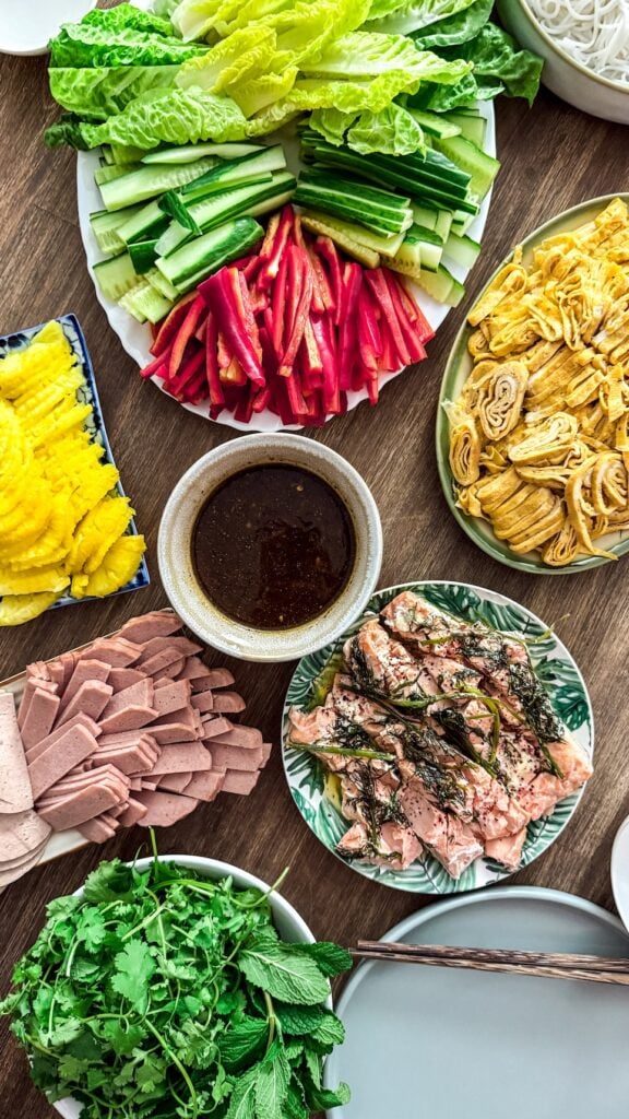Sommerrollen mit Lachs, Ananas und Hoisin-Sauce